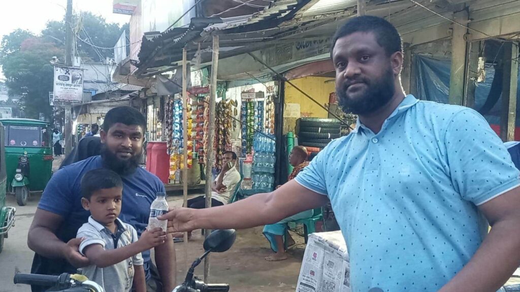 নাগরপুরে তীব্র গরমে ক্লান্ত পথচারীদের মাঝে পানি বিতরন করলেন সাংবাদিক ডা.এম.এ.মান্নান