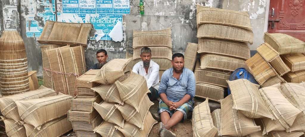 পাঁচবিবিতে বৃষ্টির পানি ও মাছের অভাবে জমে ওঠেনি মাছ ধরার দেশিয় ফাঁদ ও যন্ত্রের বাজার