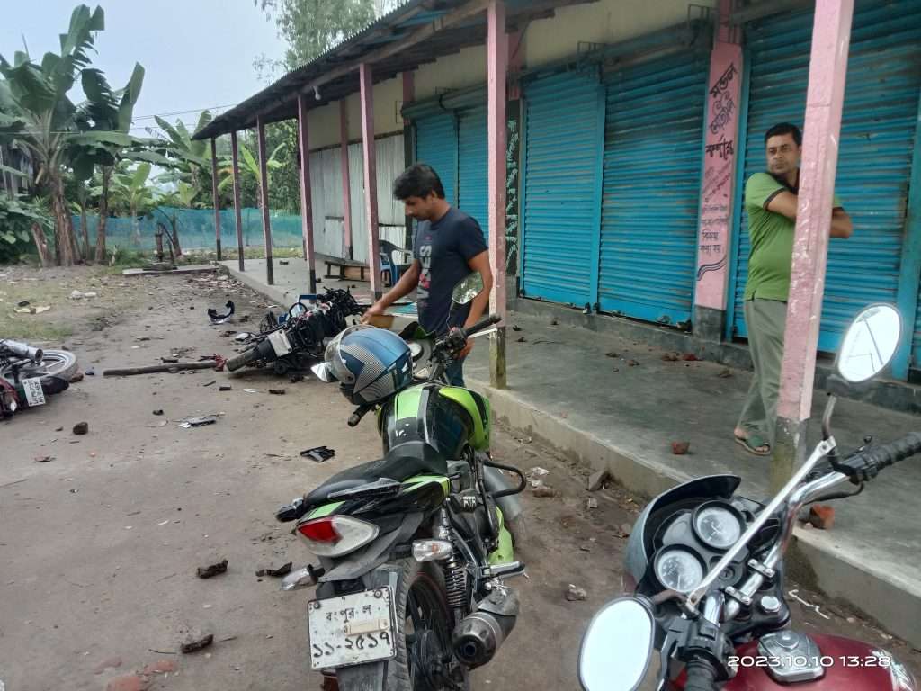 হাতীবান্ধায় দুই ইউপি চেয়ারম্যান গ্রুপের সংঘর্ষ ৪টি মটরসাইকেল ভাঙচুর, আহত ৬