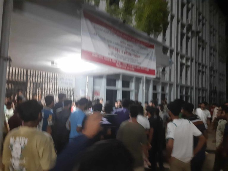 জুনিয়র কর্তৃক সিনিয়র নারী শিক্ষার্থীদের হেনস্থা, কয়েকঘন্টা সংঘর্ষে শিক্ষক ও শিক্ষার্থী আহত