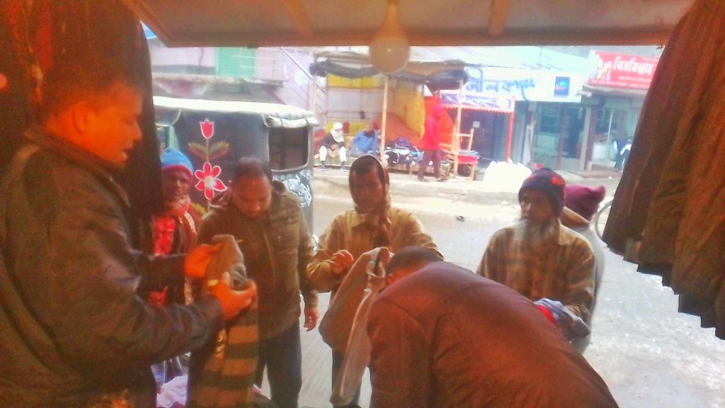 জলঢাকায় তীব্র শীতে ফুটপাতে গরম কাপড় বিক্রির ধুম