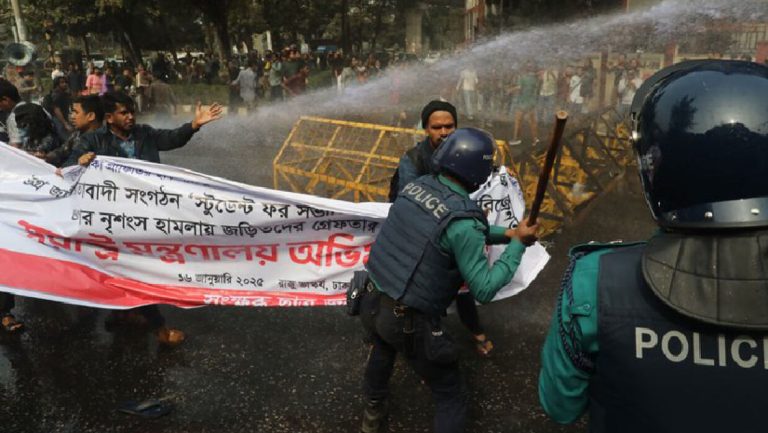 স্বরাষ্ট্র মন্ত্রণালয়ের অভিমুখে ‘সংক্ষুব্ধ ছাত্র জনতা’র মিছিলে জলকামান ও সাইন্ড গ্রেনেড নিক্ষেপ