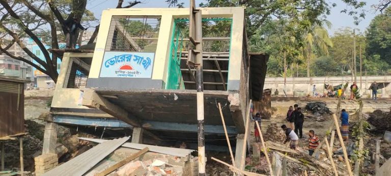 বেনাপোল রেললাইন এর অবৈধ স্থাপনা ও বস্তি ঘর উচ্ছেদ করে নতুন রেললাইনের কাজ শুরু