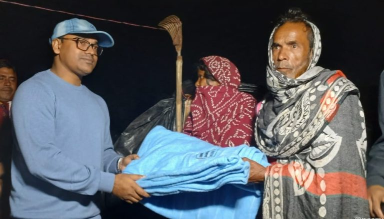 শীতের রাতে কম্বল নিয়ে বেদে পল্লীতে ইউএনও