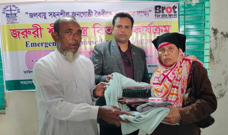 সিসিডিবি’র সহযোগীতায় পাথরঘাটায় শীতার্তদের মাঝে শীতবস্ত্র বিতরণ করেছে স্থানীয় সংগঠন সিসিআরসি