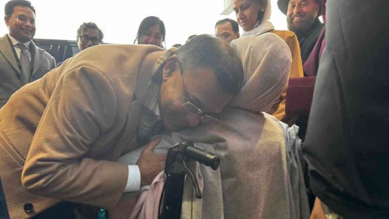 দীর্ঘ ৭ বছর পর মায়ের দেখা পেলেন তারেক রহমান