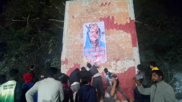 সৈরাচারী হাসিনার প্রতিকৃতিতে জুতা নিক্ষেপ করলো ইবি শিক্ষার্থীরা