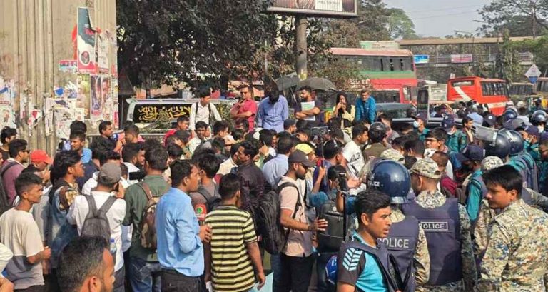 শাহবাগ অবরোধ করে জুলাই বিপ্লবের আহতদের বিক্ষোভ
