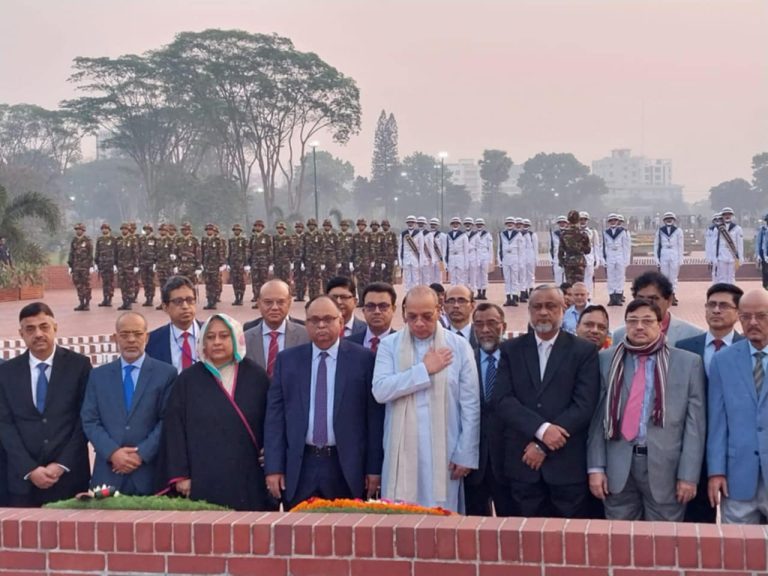 জাতীয় স্মৃতিসৌধে প্রধান বিচারপতির শ্রদ্ধা নিবেদন
