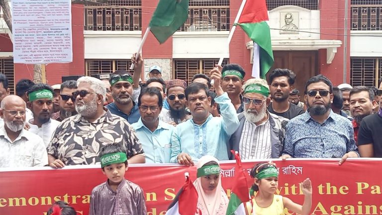 ফিলিস্তিন ইস্যুতে সরকারের হস্তক্ষেপ চায় দেশবাসী: বরিশালে মানববন্ধনে বক্তৃতা আবু নাসের রহমাতুল্লাহ