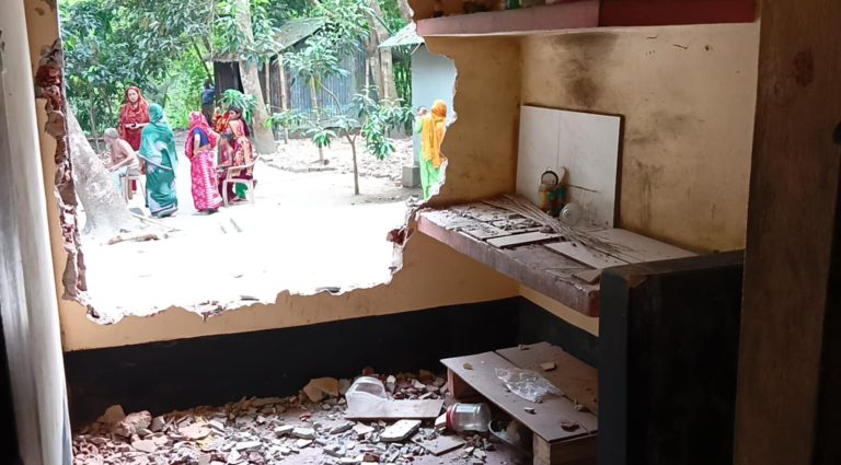 নড়াইলে হত্যা মামলার সাক্ষীর বাড়ি ভাংচুর ও লুটপাটের অভিযোগ