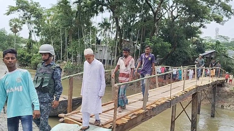 নৌবাহিনীর সহায়তায় ভেঙে যাওয়া বেড়িবাঁধে সাঁকো নির্মাণ, জনমনে স্বস্তির নিঃশ্বাস