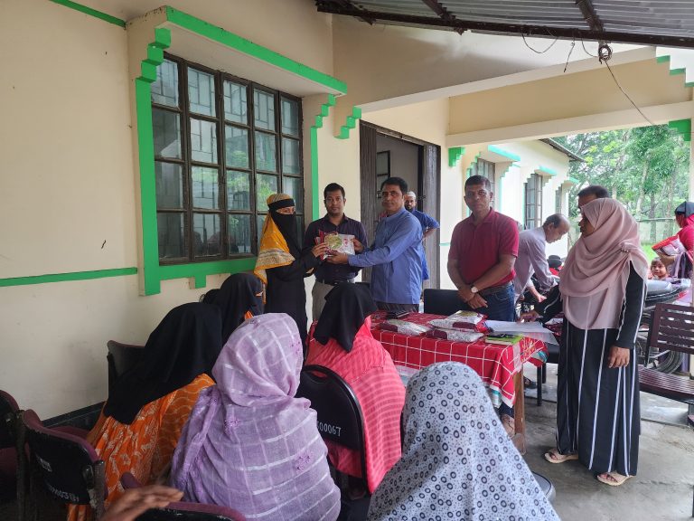 ব্র্যাক কর্তৃক দরিদ্র কৃষকদের মাঝে উচ্চ ফলনশীল আমন ধানের বীজ বিতরণ