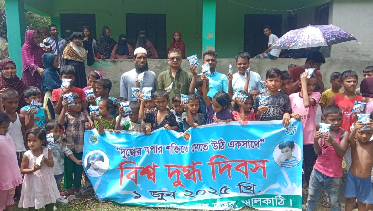 নলছিটিতে এতিমদের মাঝে দুধ বিতরণ