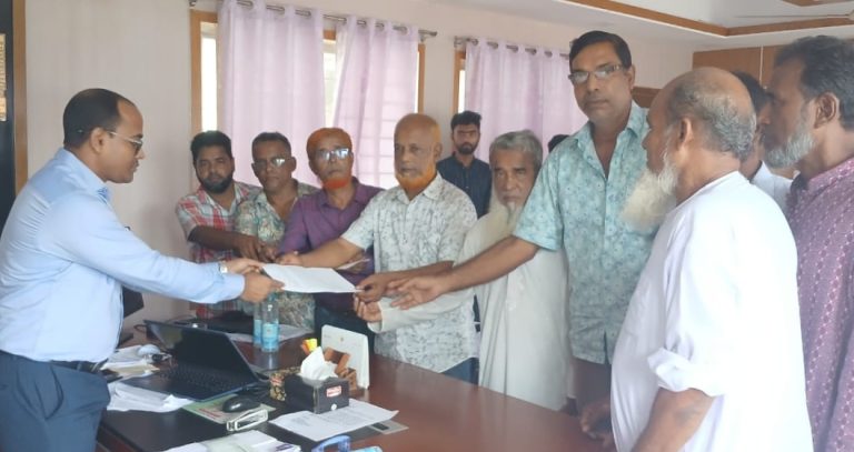 ইউপি চেয়ারম্যানের অপসারণের দাবিতে স্মারকলিপি