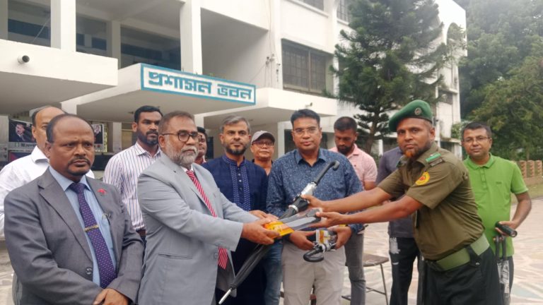 ইবির নিরাপত্তাকর্মীদের মাঝে ছাতা ও টর্চ লাইট বিতরণ প্রক্টরিয়াল বডির