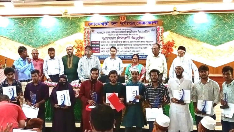 দুর্গাপুর শিক্ষার্থীদের মাঝে পুরস্কার বিতরণ
