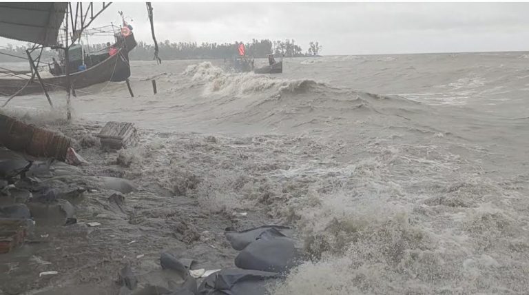 দুর্যোগপূর্ণ আবহাওয়ায় হাতিয়ার সঙ্গে নৌ-যোগাযোগ বন্ধ