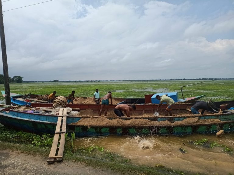 কলমাকান্দায় অবৈধ বালু উত্তোলন: ২ নৌকা জব্দ ও জরিমানা