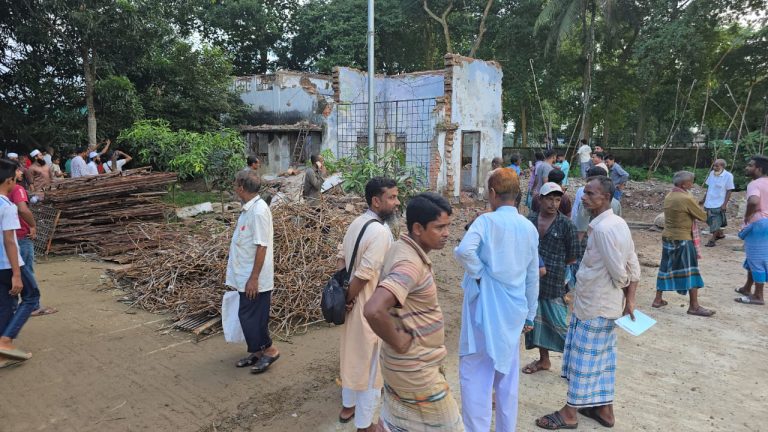 নেত্রকোনায় পরিত্যক্ত ভবনের ছাদ ভাঙ্গার সময় ৩ শ্রমিক নিহত, আহত ২