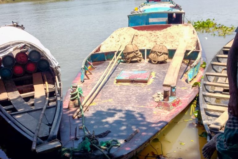 কলমাকান্দায় মহাদেও নদ থেকে বালু জব্দ, দন্ডিত ১