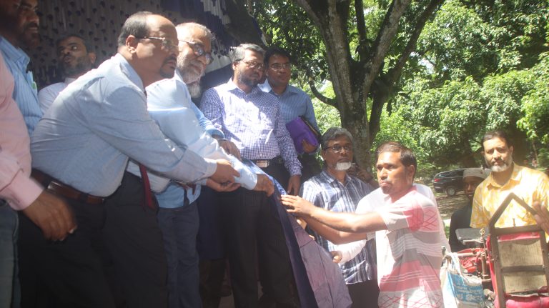 ইবি জিয়া পরিষদের উদ্যোগে রেইনকোট বিতরণ