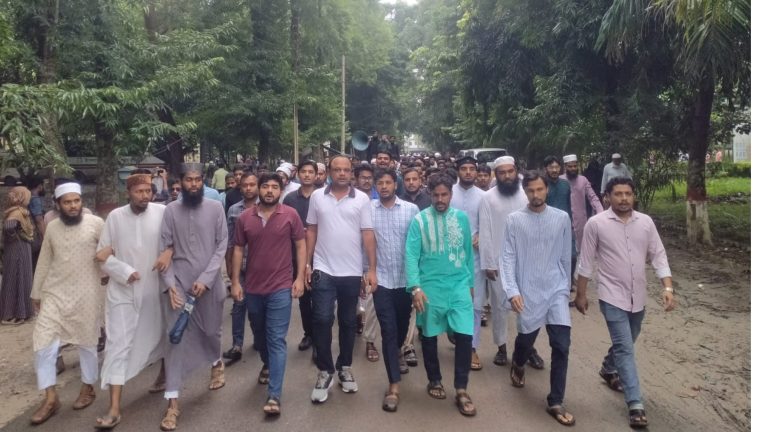 সাজিদের হত্যায় জড়িতদের সর্বোচ্চ শাস্তির দাবিতে উত্তাল ইবি ক্যাম্পাস