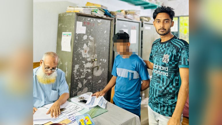 অসচ্ছল কলেজ শিক্ষার্থীর ফরম পূরণ করে দিলেন ছাত্রদল নেতা রাকিব