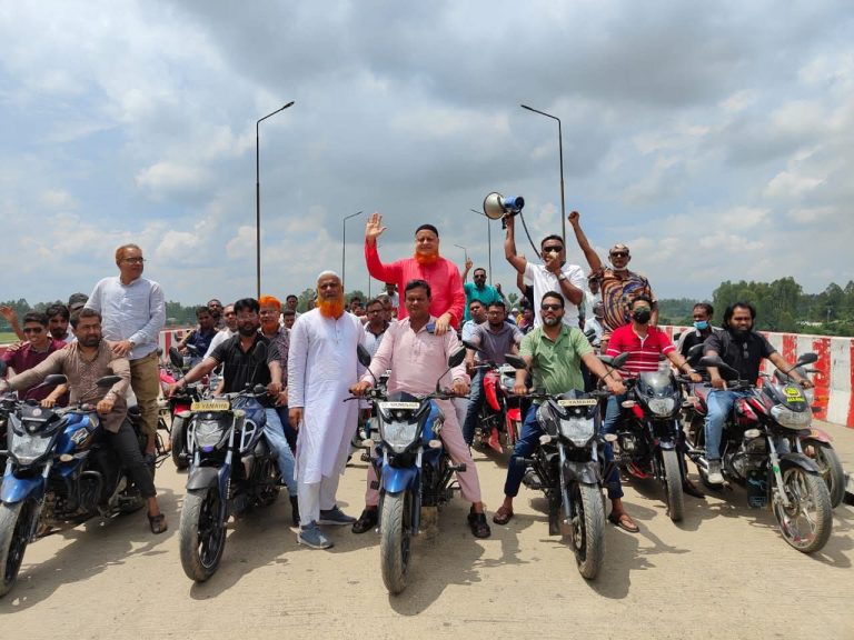 দেলদুয়ারে বিএনপি’র ৩১ দফা দাবি সম্বলিত লিফলেট বিতরণ ও গণসংযোগ করেছে বিএনপি নেতা লাভলু