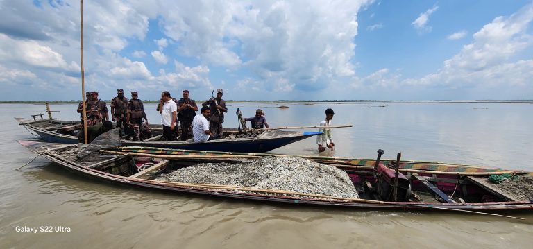 ডিমলায় তিস্তা নদীতে অবৈধভাবে পাথর উত্তোলন বন্ধে অভিযান