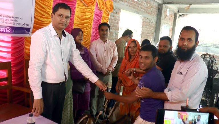 ঝালকাঠিতে দারিদ্র বিমোচনের লক্ষ্যে স্ব-নির্ভর কর্মসূচীর আওতায় প্রতিবন্ধীদের মাঝে ছাগল বিতরণ