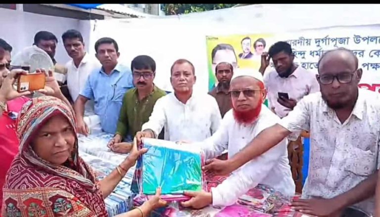 ভালুকায় শারদীয় দুর্গাপূজা উপলক্ষে হাতেম খানের উদ্যোগে দুই হাজার পরিবারের মাঝে উপহার বিতরণ