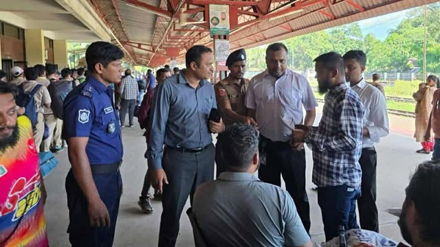 রেলওয়ের যাত্রীসেবায় শ্রীমঙ্গলে অনিয়ম প্রতিরোধে অভিযান