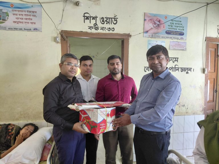 ডিমলা উপজেলা হাসপাতালে শিশু ওয়ার্ডে ইউএনও’র সৌজন্যে দুইটি সিলিং ফ্যান প্রদান