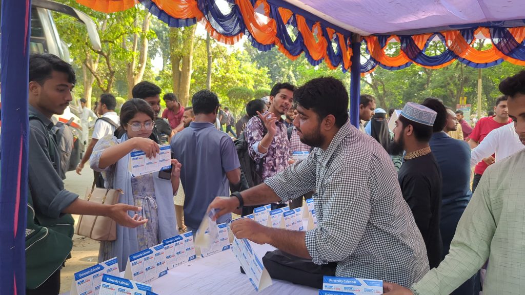ইবিতে ছাত্রশিবিরের বিনামূল্যে একাডেমিক ক্যালেন্ডার বিতরণ