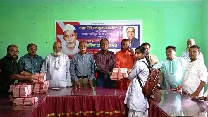 দুর্গাপুরে শিক্ষার্থীদের পাঠ্যবই বিতরণ