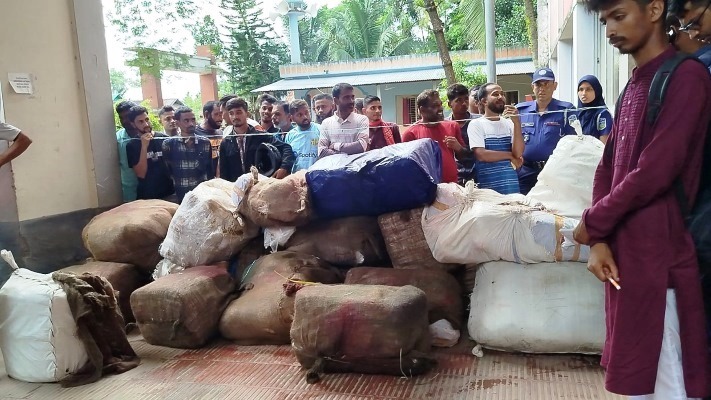 বারহাট্টায় বিপুল পরিমান কাভার্ডভ্যান ভর্তি ভারতীয় শাড়ী-থ্রিপিস জব্দ