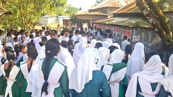 দুর্গাপুরে স্কুল শিক্ষককে আটকের প্রতিবাদে শিক্ষার্থীদের মানববন্ধন