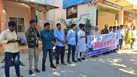 সাংবাদিকের উপর হামলাকারীদের গ্রেফতার ও বিচারের দাবিতে নেত্রকোনায় মানববন্ধন