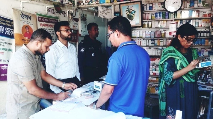 কেন্দুয়ায় ডাকবাংলো রোডে মোবাইল কোর্ট, ওষুধ আইন ভাঙায় ৪ প্রতিষ্ঠান দণ্ডিত