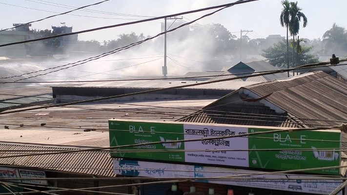 মদনে মহিউদ্দিন মার্কেটে কাপড় পট্টিতে আগুন: পুড়েছে ২৫ দোকান