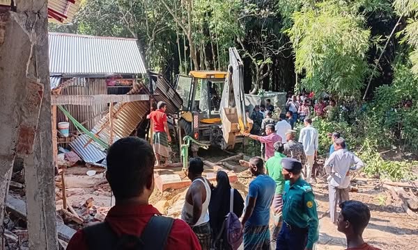 খাদিমনগর চা বাগান এলাকায় অবৈধ দখলদারদের বিরুদ্ধে অভিযান ৩৫ একর সরকারি জমি উদ্ধার, ৩০ স্থাপনা উচ্ছেদ