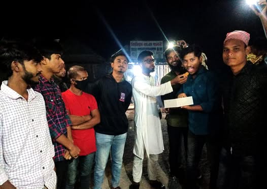 হাসিনার ফাঁসির রায়ে ঈশ্বরগঞ্জে বৈষম্যবিরোধী ছাত্র আন্দোলনের উল্লাস মিষ্টি বিতরণ