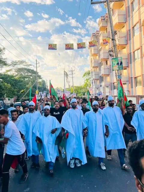 নোয়াখালীতে বিএনপি প্রার্থী ফখরুলের মনোনয়ন বাতিলের দাবিতে কাফনের কাপড় গায়ে দিয়ে বিক্ষোভ সমাবেশ