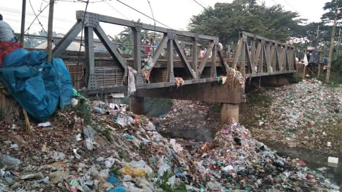 নদী নয় যেন ময়লার বাগাড়ে বিস্তৃত