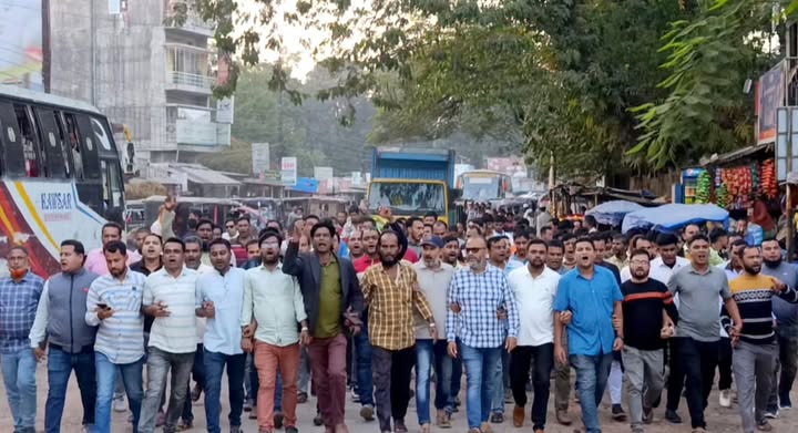 শেখ হাসিনার ফাঁসি ও অবৈধ লকডাউনের বিরুদ্ধে ঈশ্বরগঞ্জে বিএনপির বিক্ষোভ