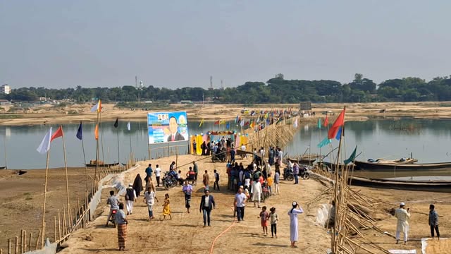 কায়সার কামালের উদ্যোগে সোমেশ্বরী নদীতে কাঠের সেতু নির্মাণ, উদ্বোধন করলেন শিক্ষার্থীরা