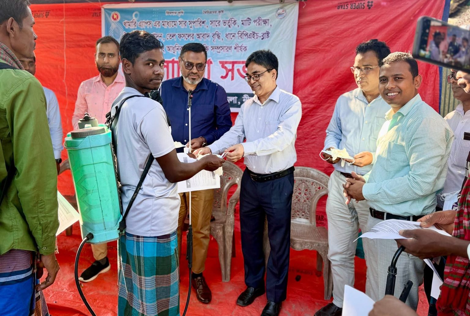 ডিমলায় দিনব্যাপী কৃষি উদ্যোক্তা প্রশিক্ষণ ও বালাইনাশক নিরাপত্তা সামগ্রী বিতরণ