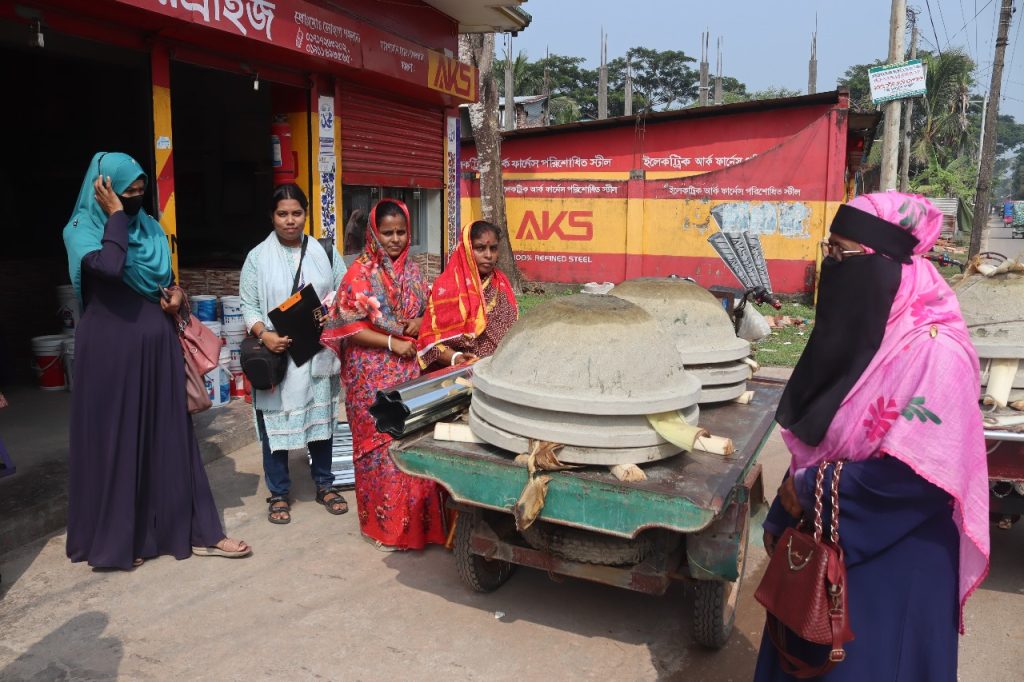 পাথরঘাটায় নারীদের মাঝে ভার্মি কম্পোস্ট উৎপাদন উপকরণ বিতরণ