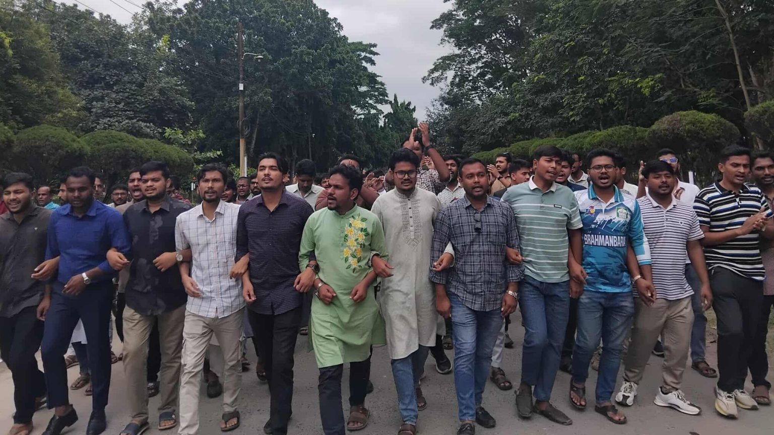 ইবিতে জুলাই বিরোধী শক্তির আস্ফালনের প্রতিবাদে বিক্ষোভ মিছিল